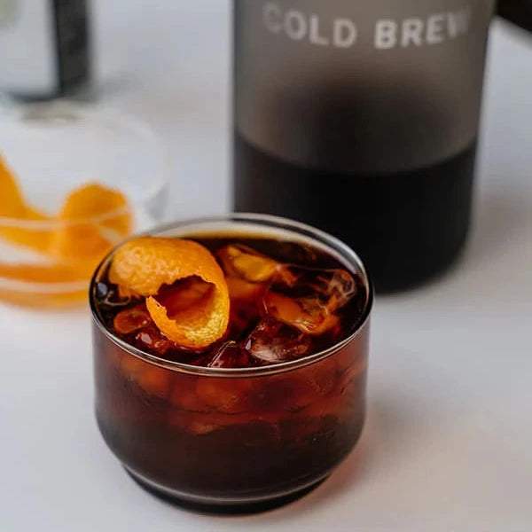 Frisch zubereiteter Cold Brew Kaffee aus dem GOAT STORY Cold Brewer im Glas