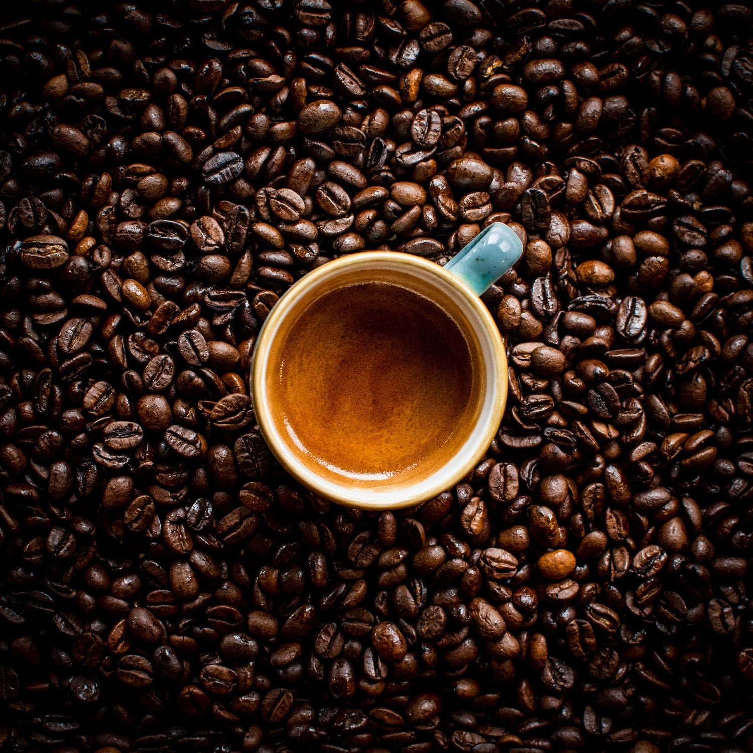 Espressotasse auf Kaffeebohnen