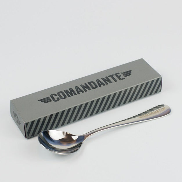 Comandante Cupping Spoon neben Verpackung