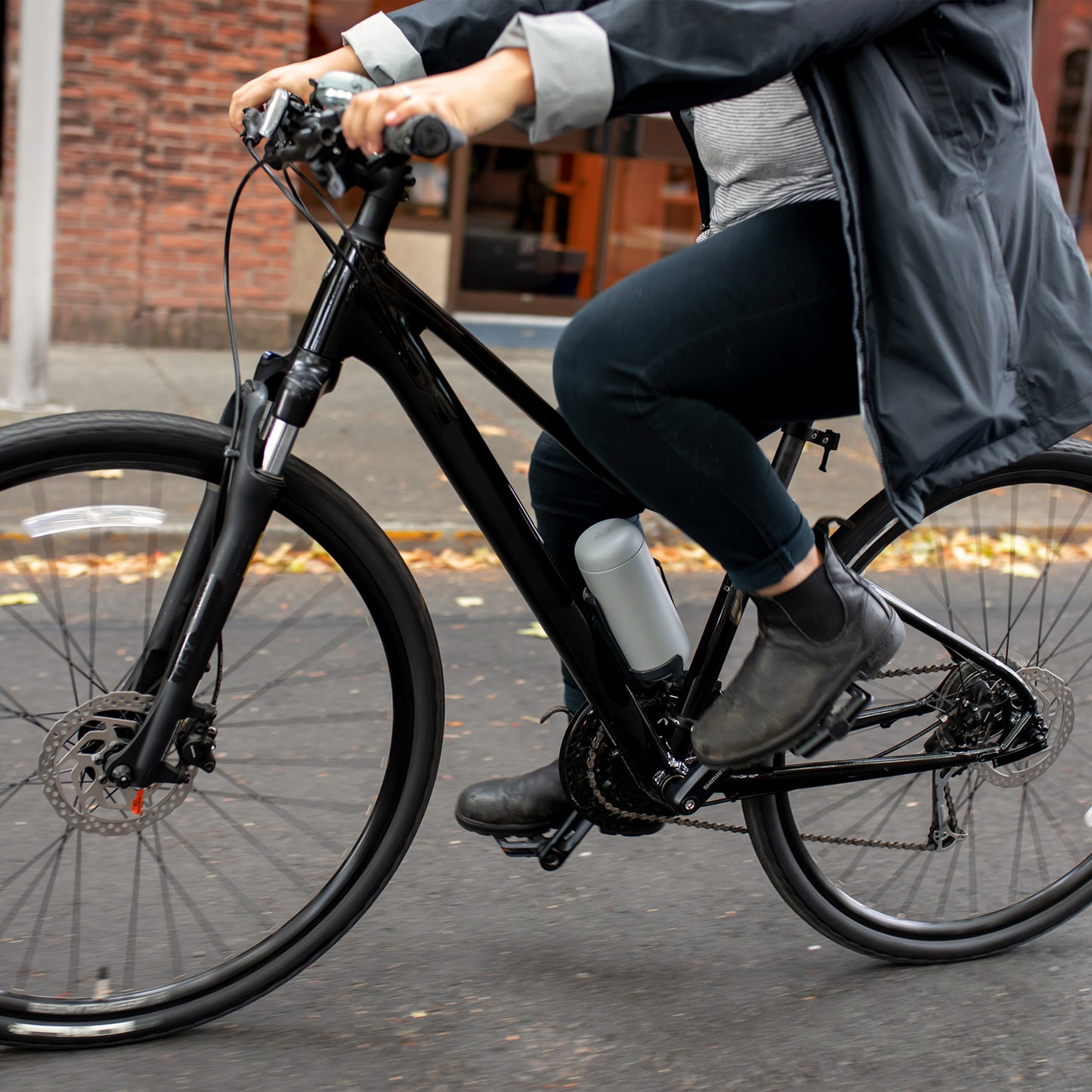 Fellow Thermobecher Carter Move Mug im Fahrradhalter