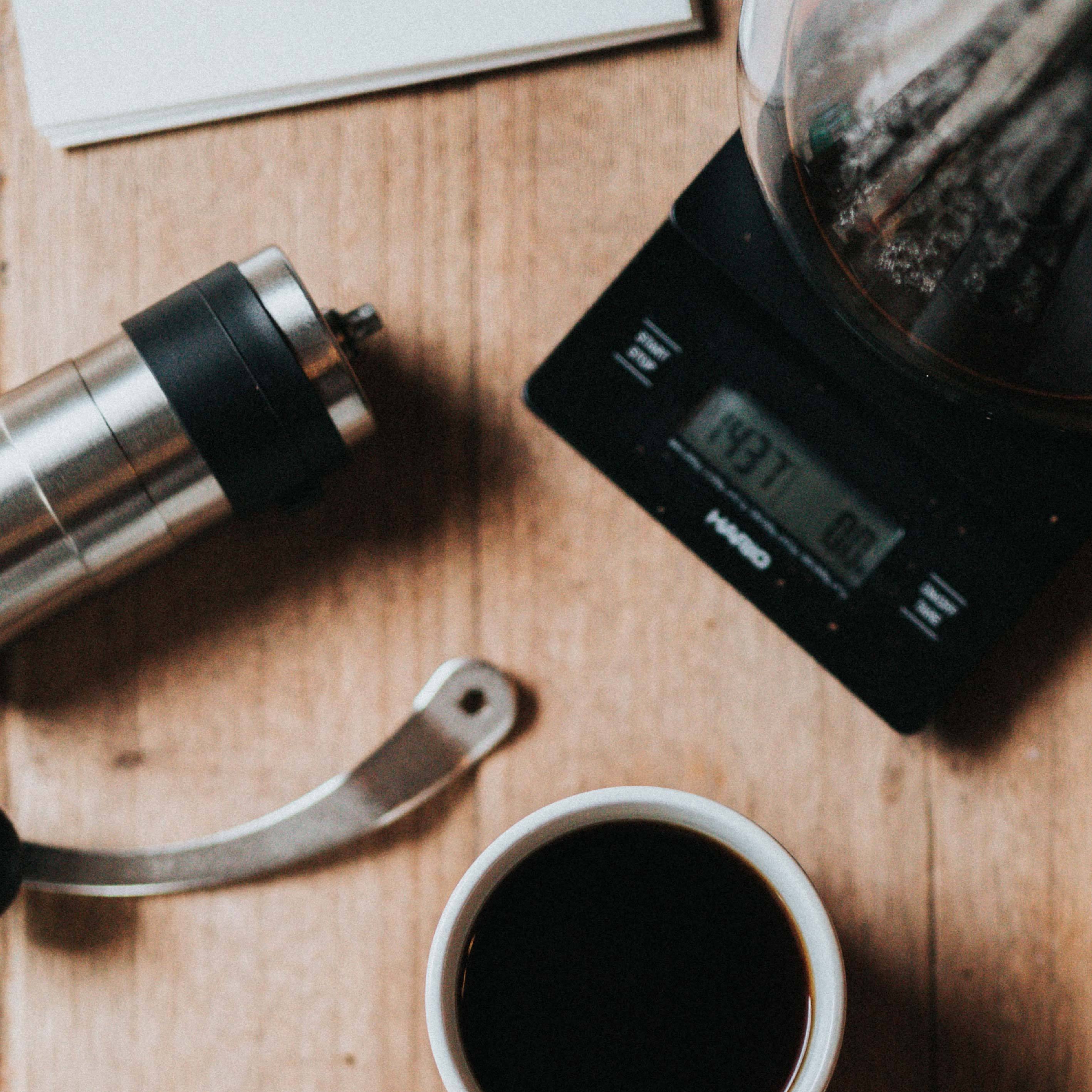 Porlex Kaffeemühle und Kaffeewaage von Hario auf einem Tisch