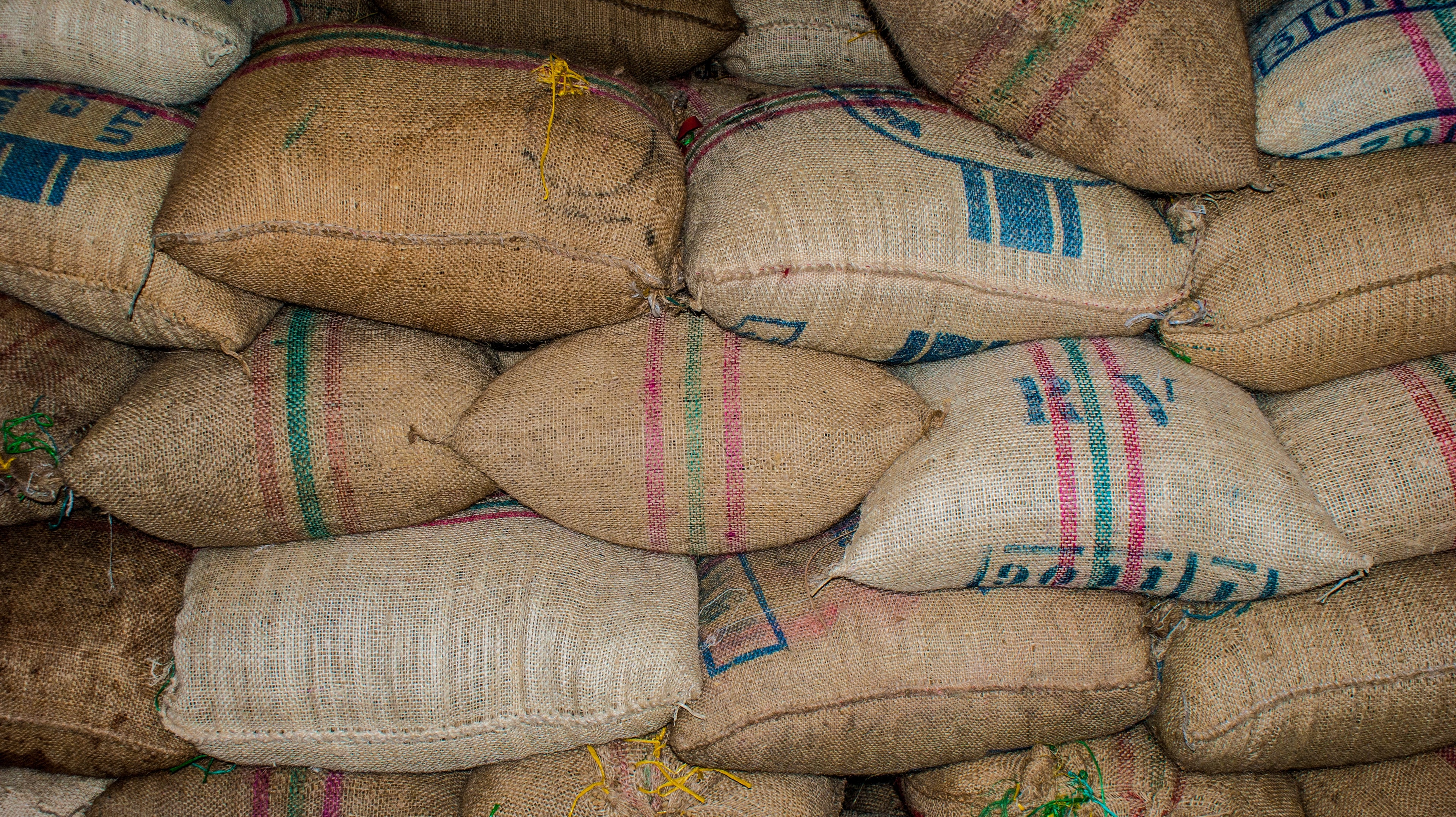 Specialty Coffee Kaffeesäcke gestapelt