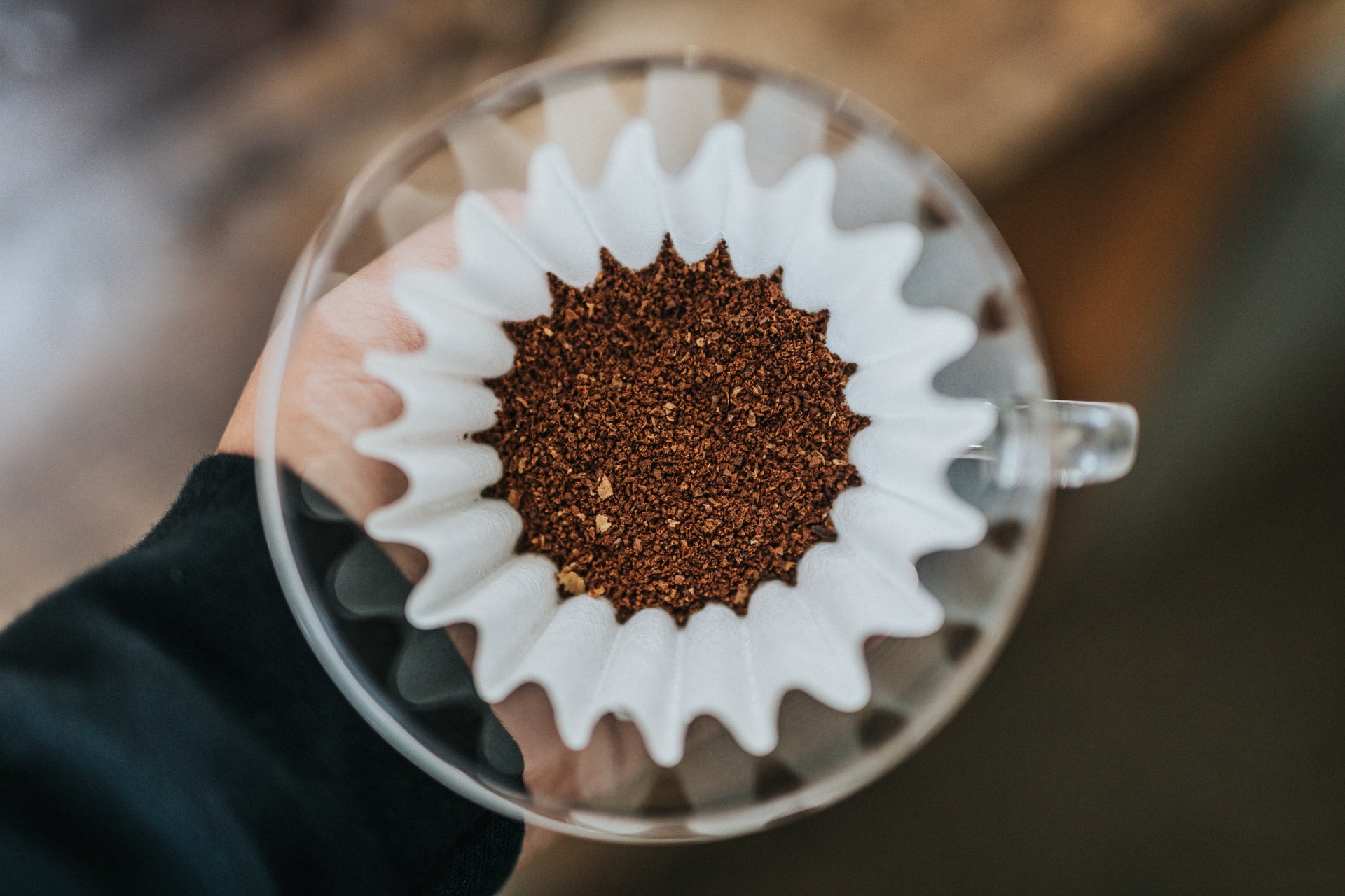Kalita Papierfilter mit gemahlenem Kaffee in einem Glasdripper