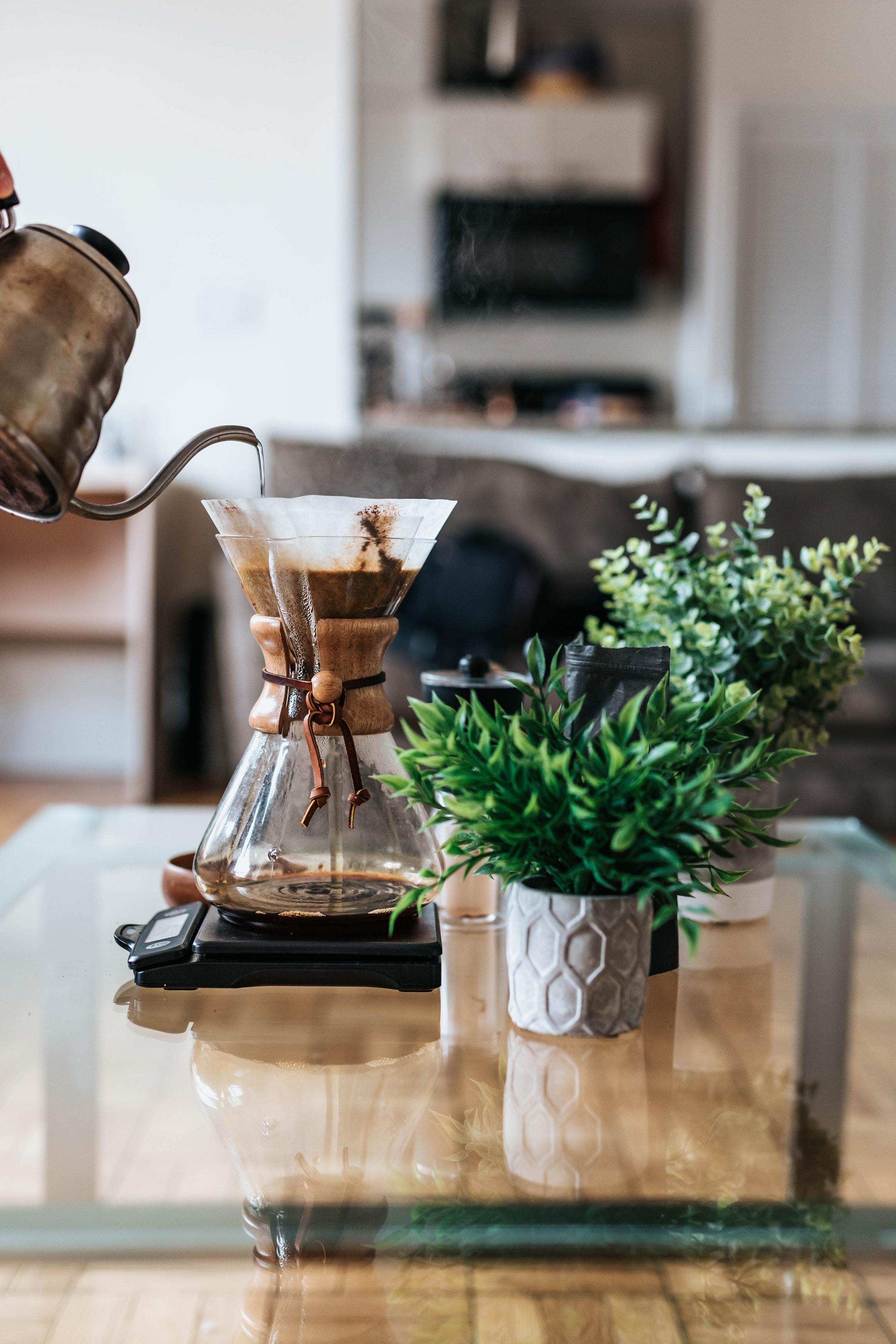 Chemex Kaffeebereiter aus Glas mit Hario Wasserkessel