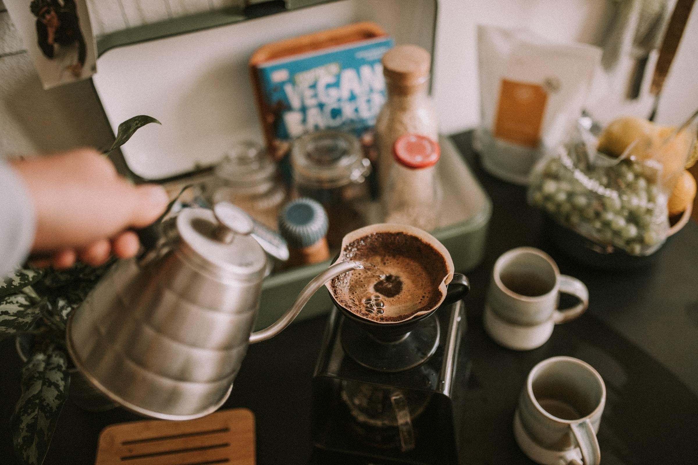 Kaffeezuebreitung in einer Küche mit Hario Kaffeequipment