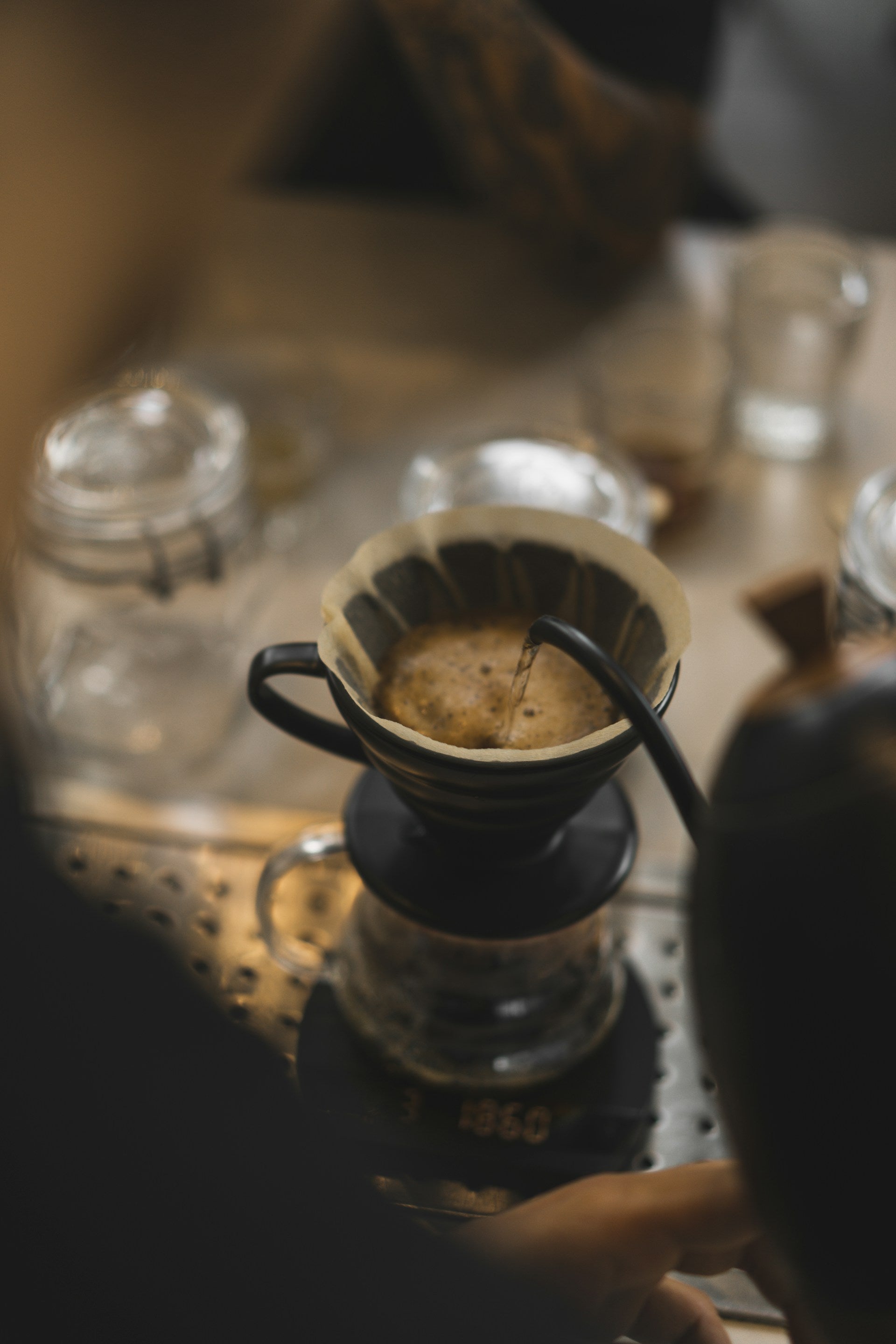 Pour-over Kaffeezubereitung mit Kettle und Dripper