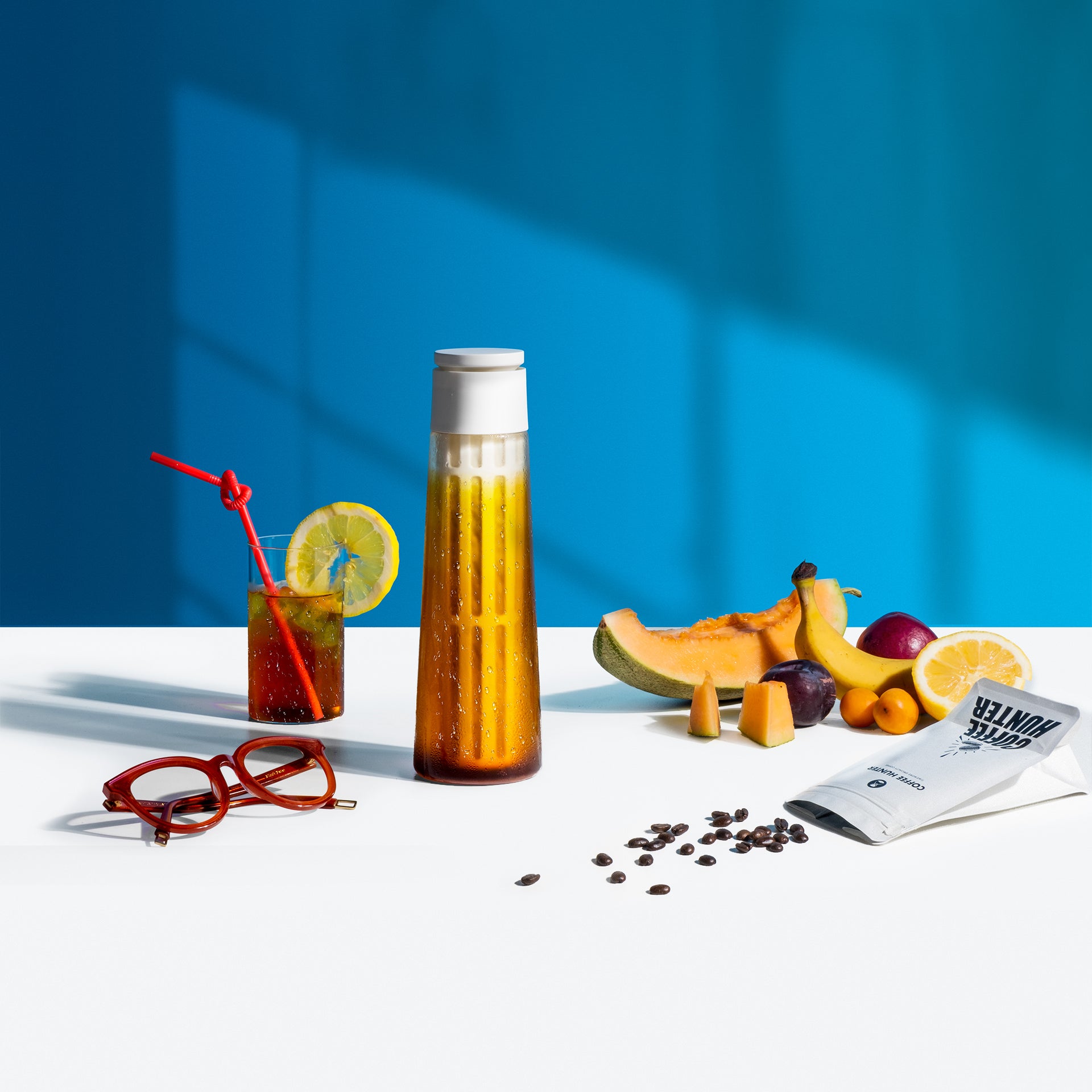 Cold Brew Karaffee mit Obst und Kaffeebohnen