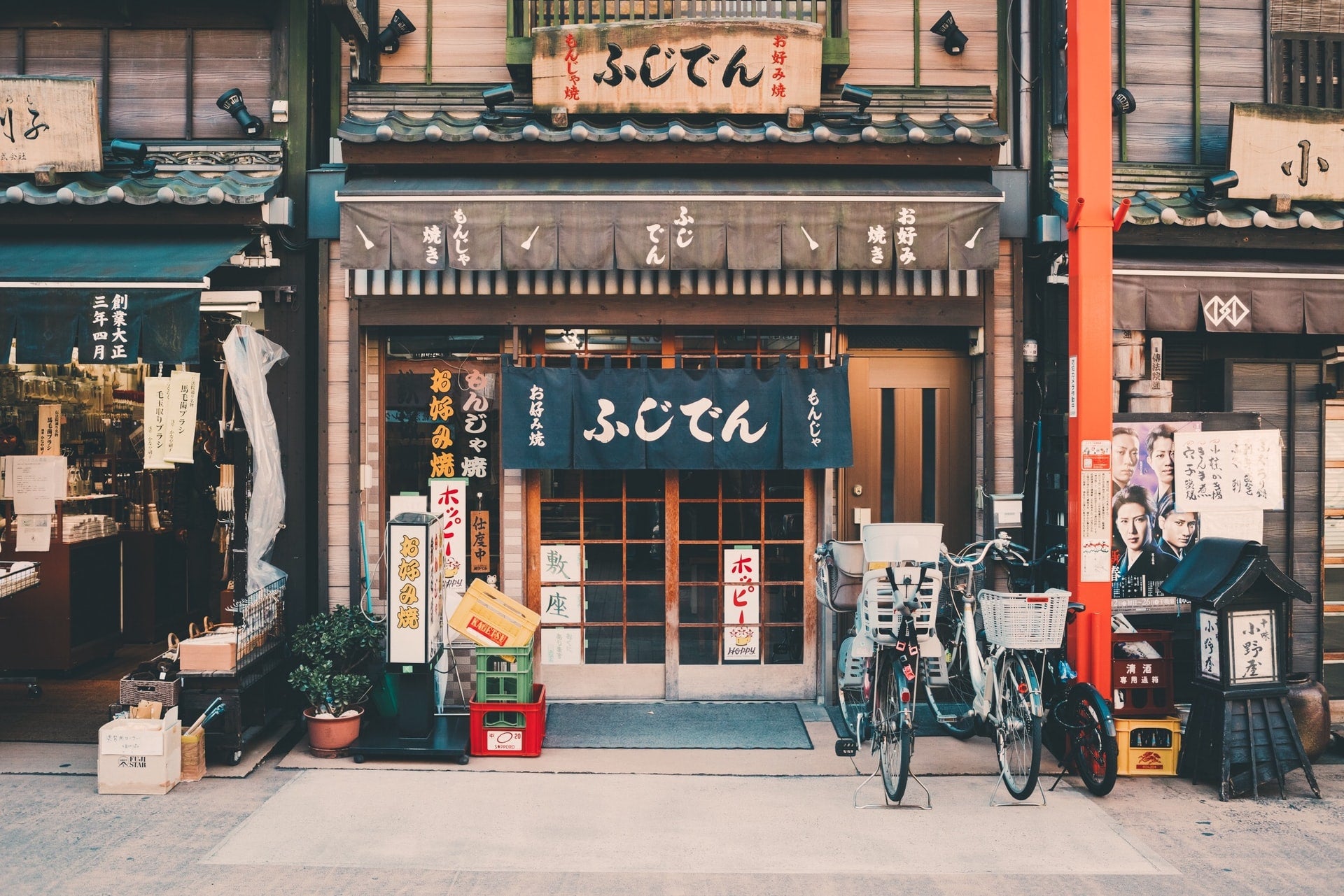 Made in Japan - Gebäude mit japanischen Schriftzeichen in einer japanischen Stadt