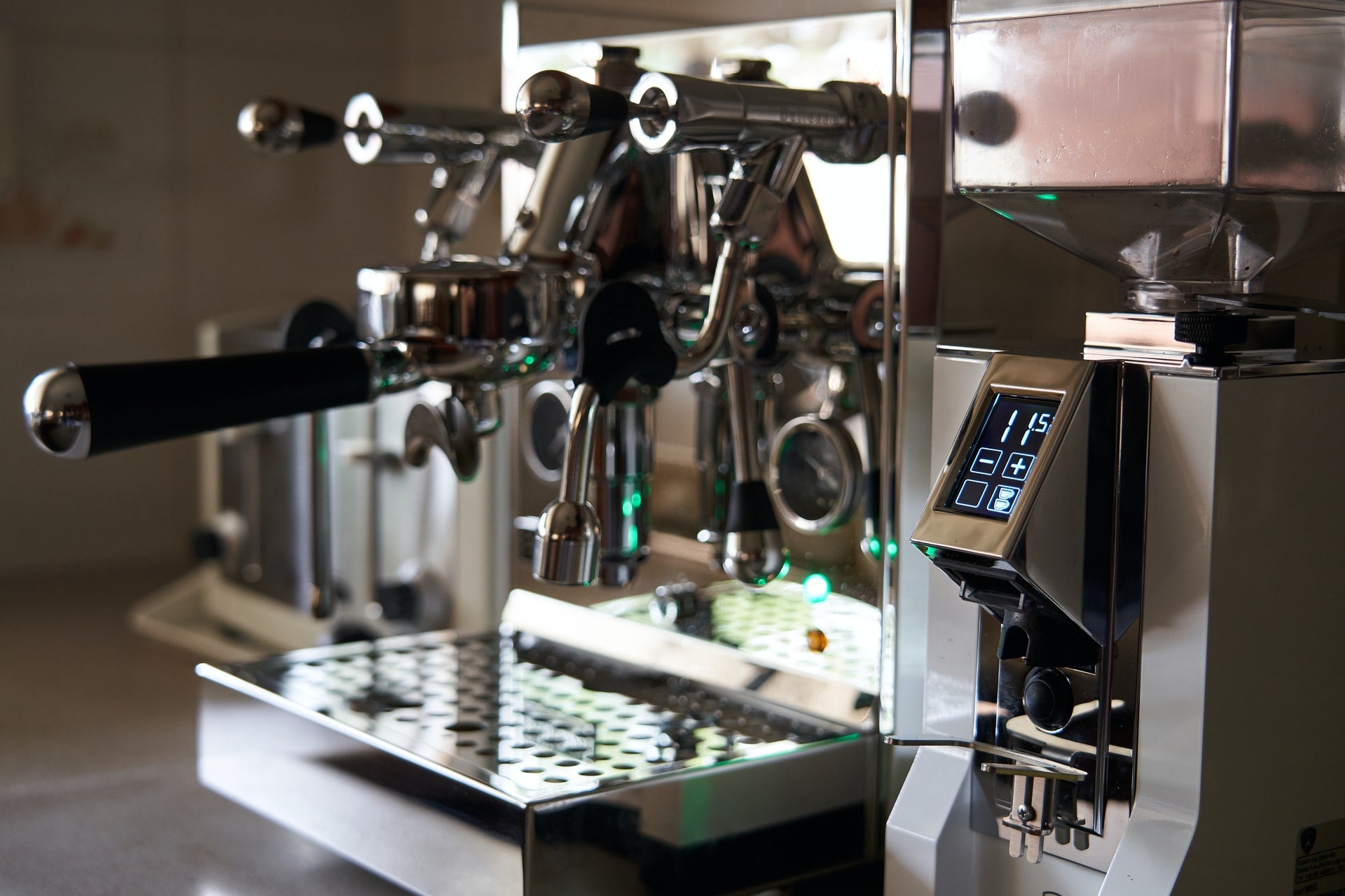 Eureka Elektrische Kaffeemühle und Siebträgermaschine
