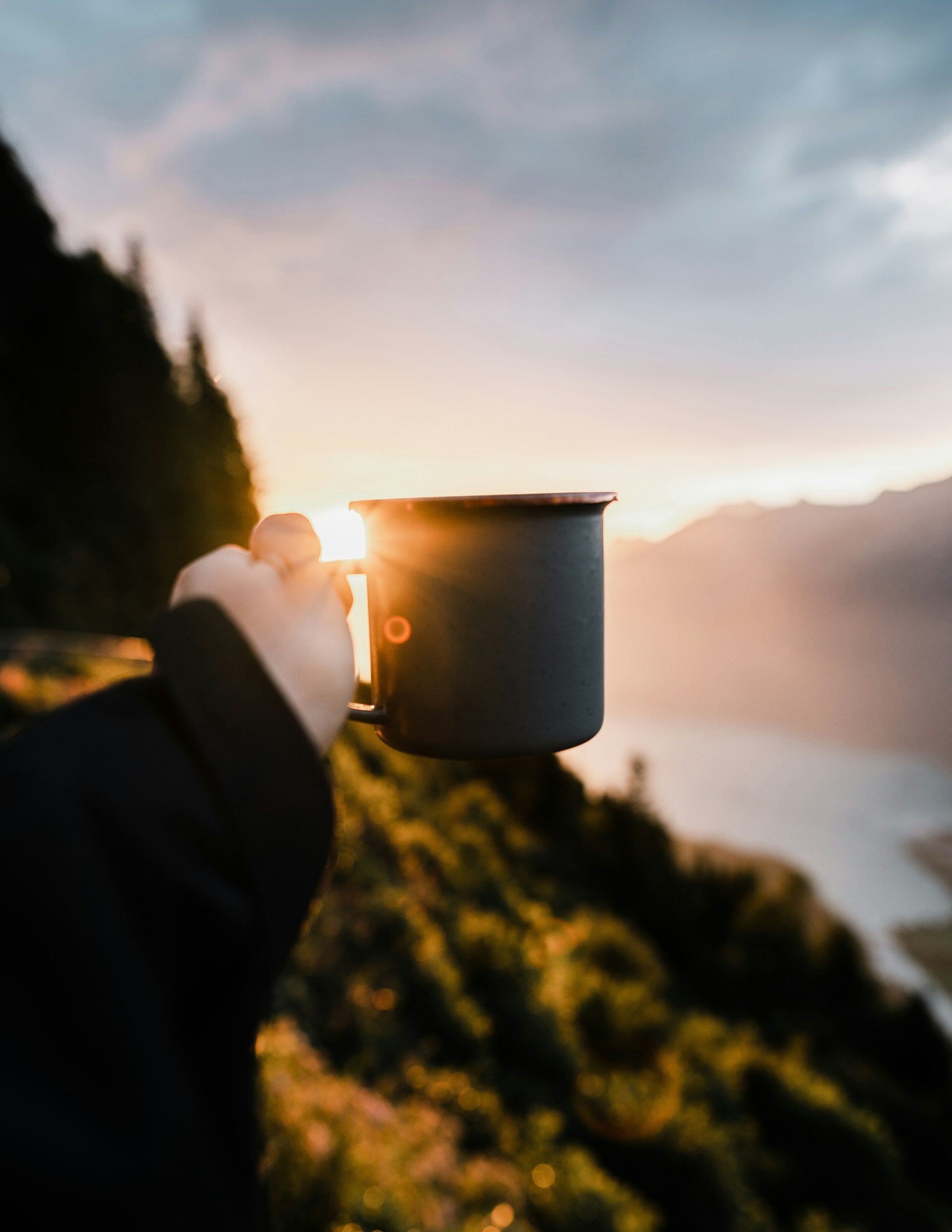 Kaffeebecher unterwegs in den Bergen