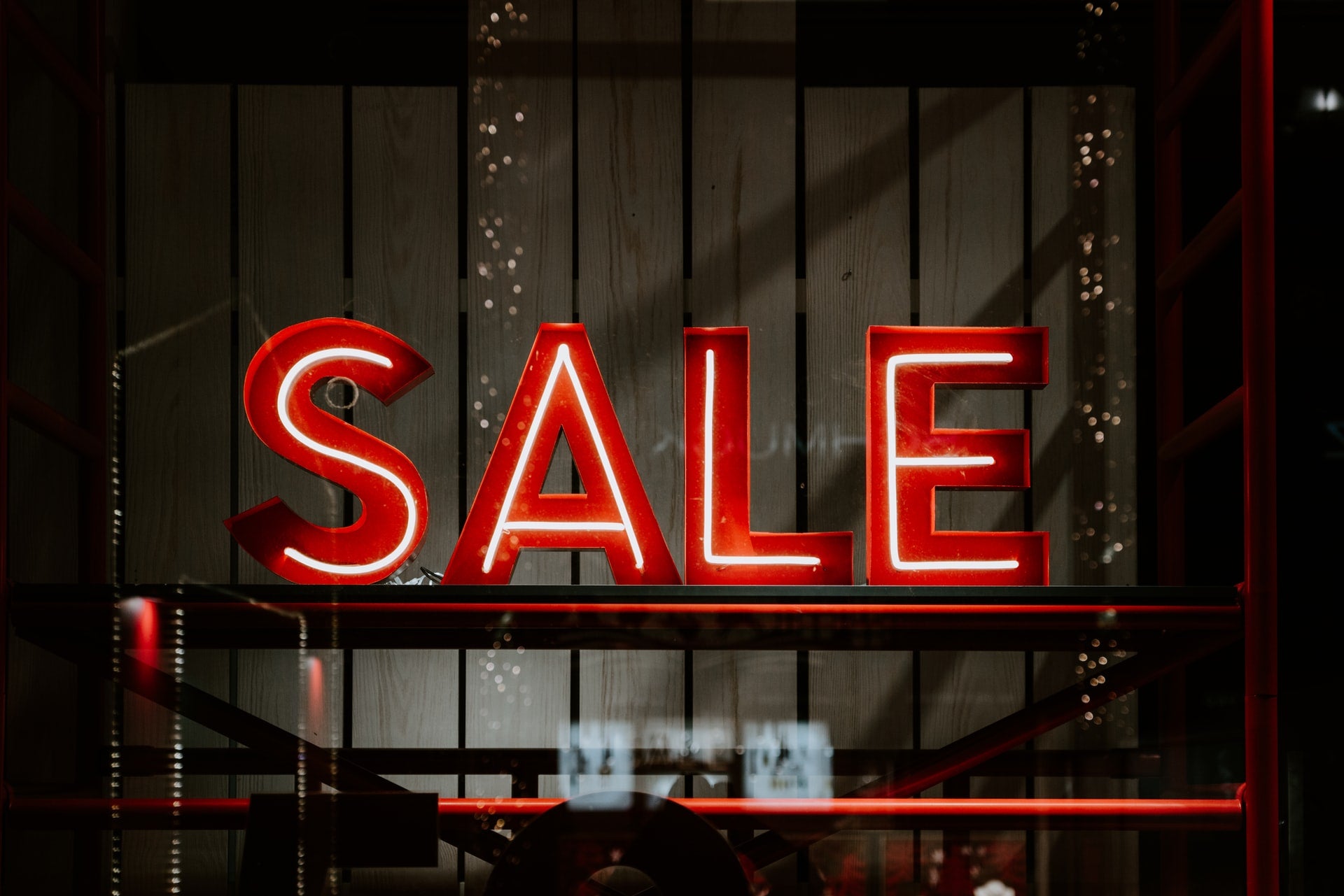Sale Buchstaben in roter Farbe beleuchtet
