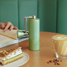 Laden Sie das Bild in den Galerie-Viewer, Timemore Chestnut C3S Pro Kaffeemühle grün