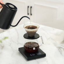 Load image into Gallery viewer, Kaffeezubereitung mit der Timemore Black Mirror Basic 2 Digitale Waage