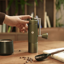 Laden Sie das Bild in den Galerie-Viewer, Timemore Chestnut S3 Kaffeemühle grün