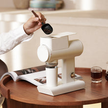 Load image into Gallery viewer, Timemore Sculptor 064/064S elektrische Kaffeemühle weiß, Einfüllen der Kaffeebohnen
