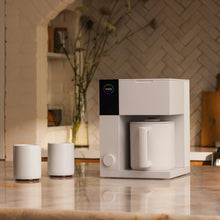 Laden Sie das Bild in den Galerie-Viewer, Fellow Aiden Precision Coffee Maker Kaffeemaschine Matt-Weiß 1,5 l, mit Fellow Monty Tassen