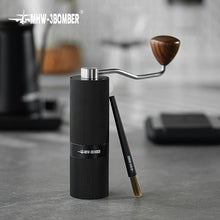 Laden Sie das Bild in den Galerie-Viewer, MHW-3BOMBER ABS Brush Pinselbürste neben Handkaffeemühle