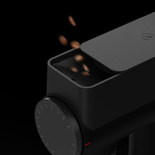 Load image into Gallery viewer, Timemore Sculptor 064/064S elektrische Kaffeemühle schwarz, Einfüllen der Kaffeebohnen