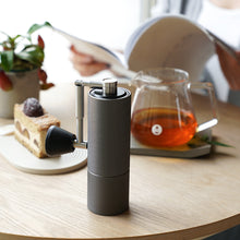 Laden Sie das Bild in den Galerie-Viewer, Timemore Chestnut C2 Fold Kaffeemühle mit Timemore Coffee Server
