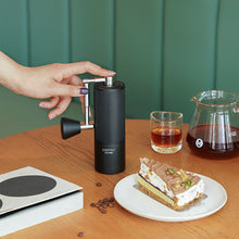 Laden Sie das Bild in den Galerie-Viewer, Timemore Chestnut C3S Pro Kaffeemühle schwarz, mit Timemore Coffee Server
