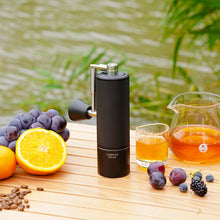 Laden Sie das Bild in den Galerie-Viewer, Timemore Chestnut C3S Max Kaffeemühle mit Timemore Coffee Server am See