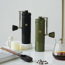 Laden Sie das Bild in den Galerie-Viewer, Timemore Chestnut S3 Kaffeemühle schwarz und grün
