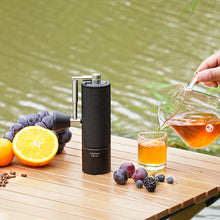 Laden Sie das Bild in den Galerie-Viewer, Timemore Chestnut C3S Max Kaffeemühle mit Timemore Coffee Server am See