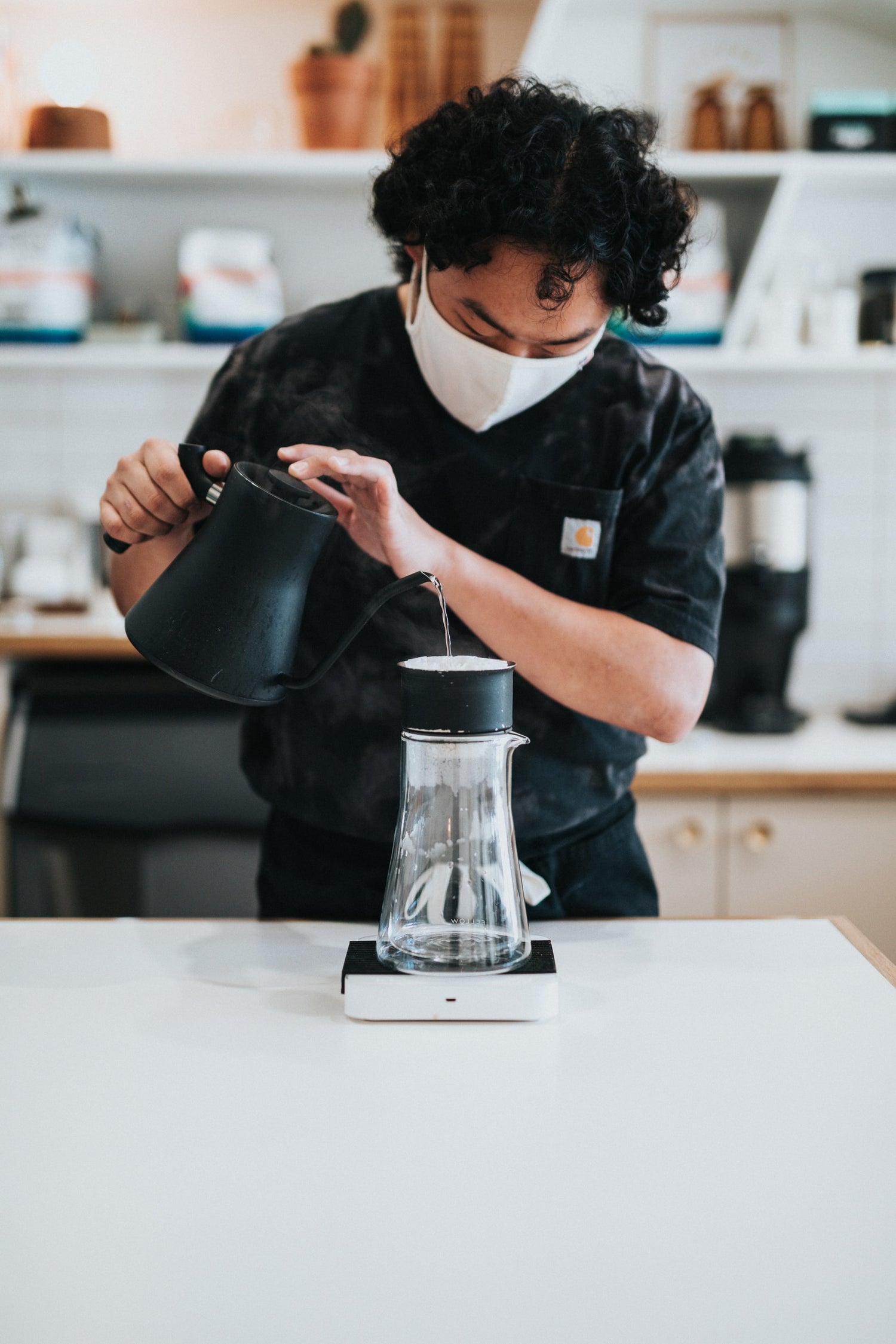Barista mit Fellow Wasserkocher und Acaia Waage