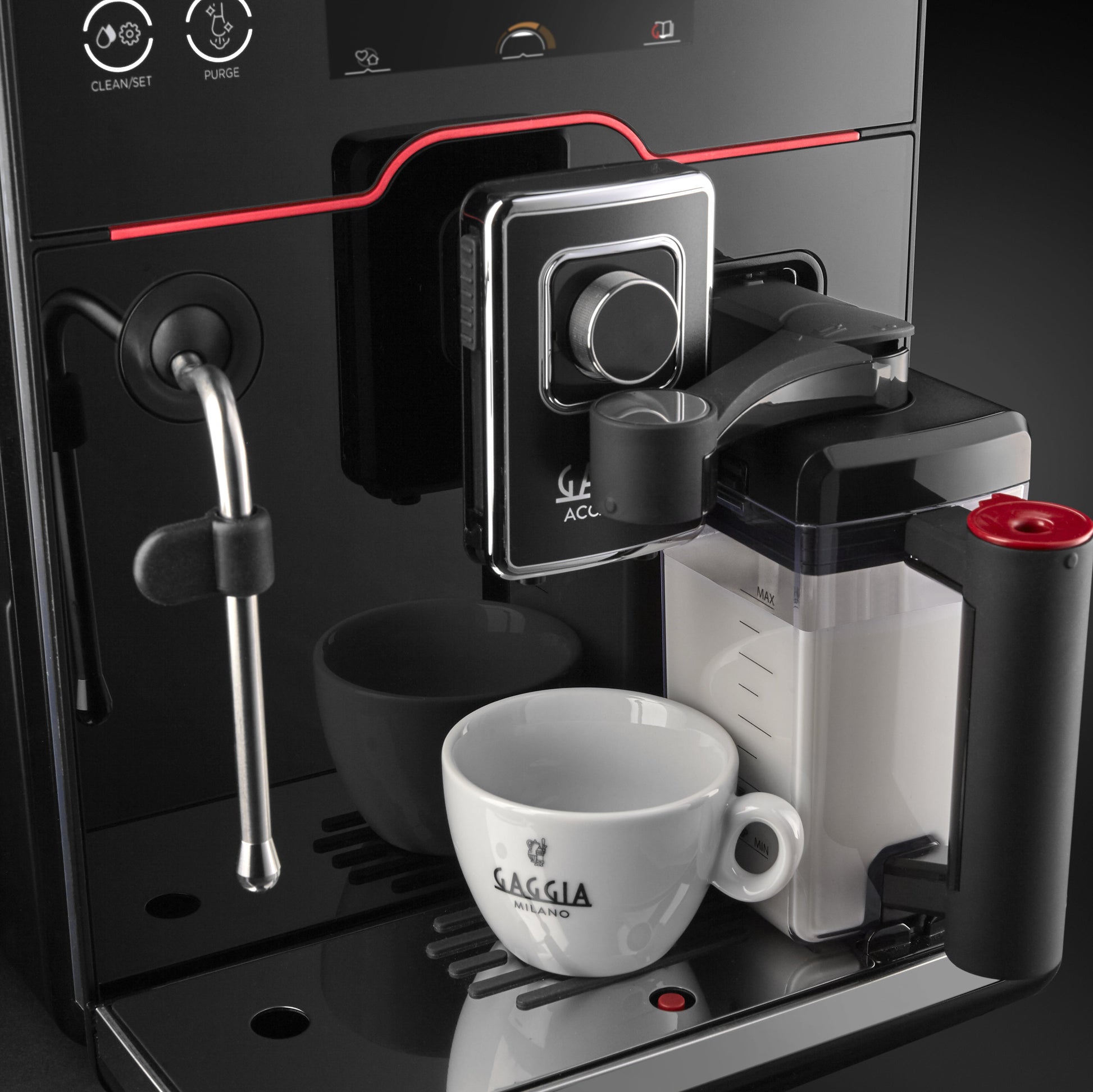 Gaggia Accademia Kaffeevollautomat Black Glass, mit Tasse und Milchkaraffe