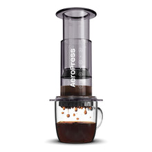 Load image into Gallery viewer, AeroPress Clear Kaffeebereiter Clear Black mit Tasse