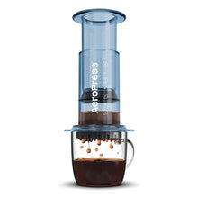 Load image into Gallery viewer, AeroPress Clear Kaffeebereiter Clear Blue mit Tasse