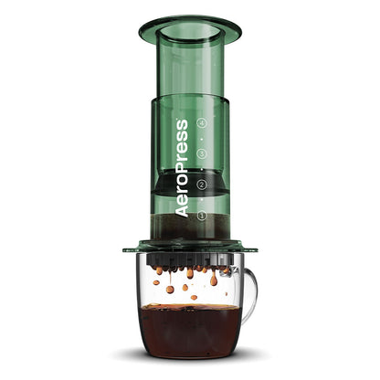 AeroPress Clear Kaffeebereiter Clear Green mit Tasse