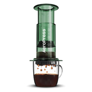 AeroPress Clear Kaffeebereiter Clear Green mit Tasse