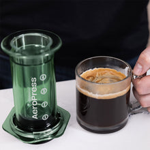 Load image into Gallery viewer, AeroPress Clear Kaffeebereiter Clear Green mit Tasse