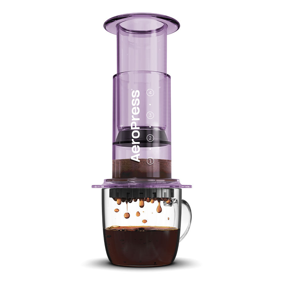 AeroPress Clear Kaffeebereiter Clear Purple mit Tasse