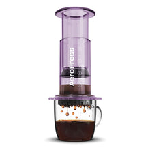 Load image into Gallery viewer, AeroPress Clear Kaffeebereiter Clear Purple mit Tasse