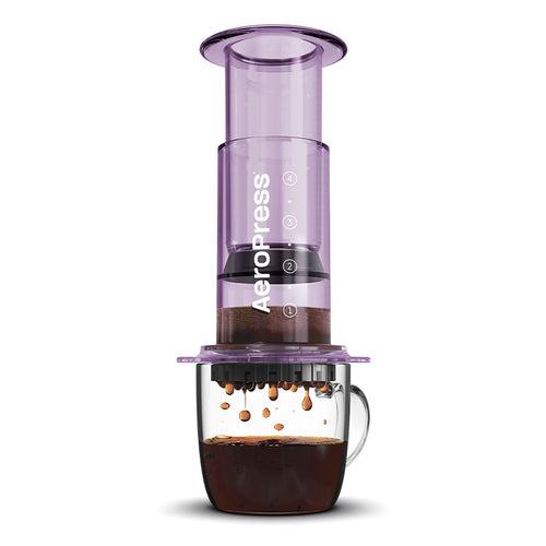 AeroPress Clear Kaffeebereiter Clear Purple mit Tasse