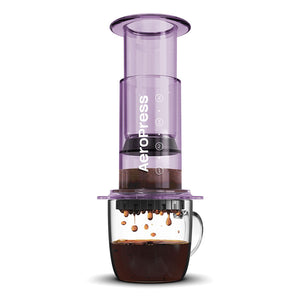 AeroPress Clear Kaffeebereiter Clear Purple mit Tasse