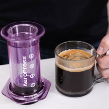 Load image into Gallery viewer, AeroPress Clear Kaffeebereiter Clear Purple mit Tasse