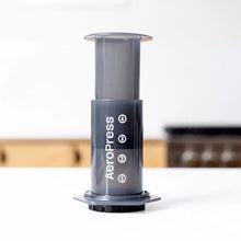 Laden Sie das Bild in den Galerie-Viewer, AeroPress Original Kaffeebereiter