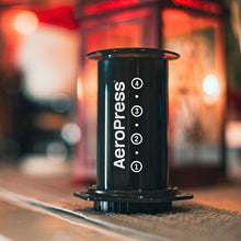 Laden Sie das Bild in den Galerie-Viewer, AeroPress Original Kaffeebereiter