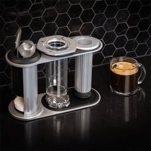 Load image into Gallery viewer, AeroPress Premium Coffee Press Kaffeebereiter aus Glas und Edelstahl