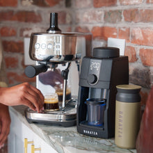 Load image into Gallery viewer, Baratza Encore ESP Pro elektrische Kaffeemühle schwarz, ohne Bohnenbehälter, neben Siebträgermaschine