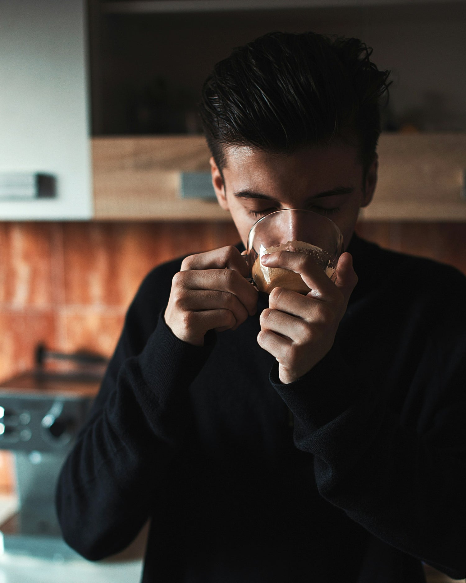 Mann trinkt Kaffee aus einer Tasse
