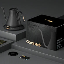 Load image into Gallery viewer, Cocinare Flow Gooseneck Kettle Wasserkocher elektrisch neben Verpackung