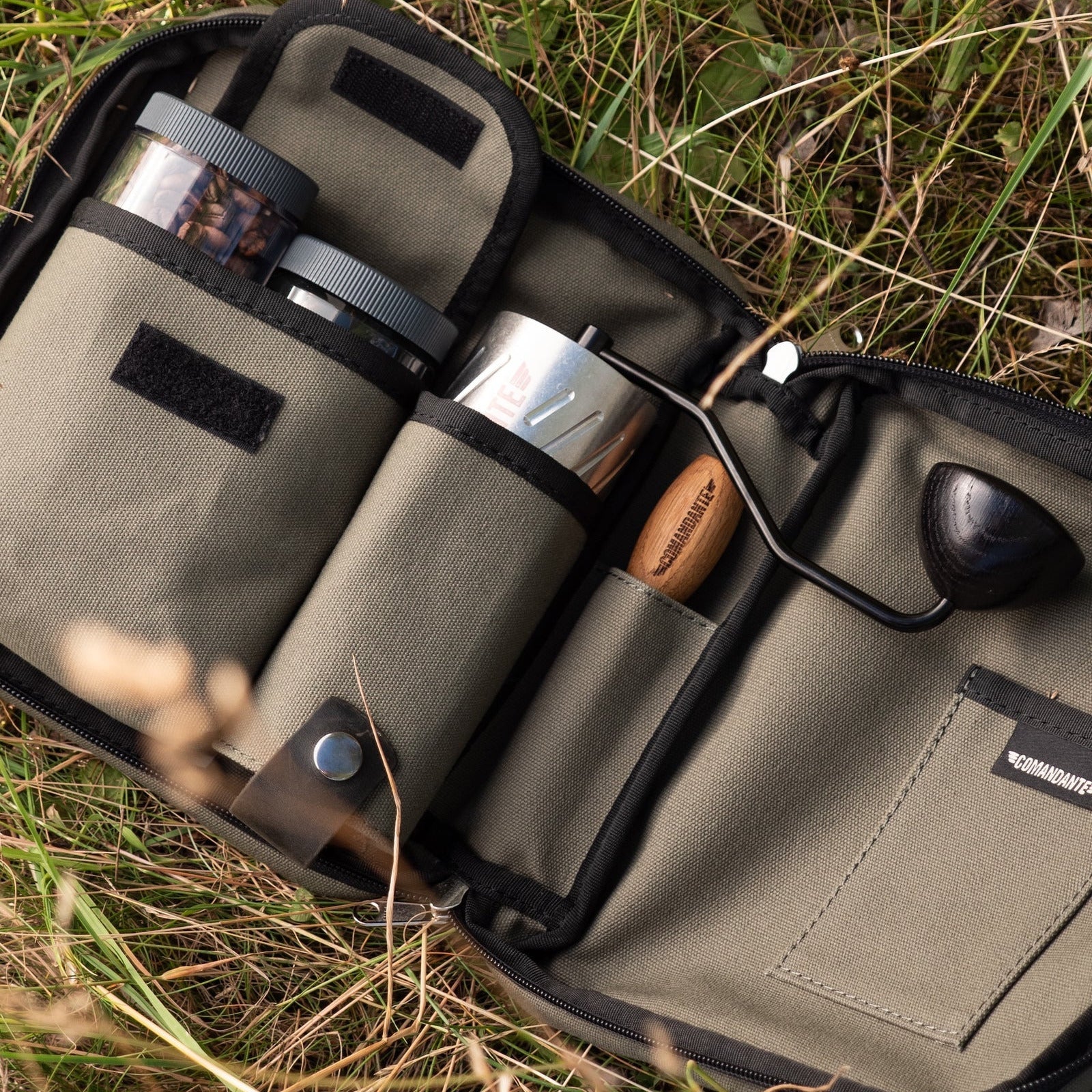Comandante Travel Bag XL Forest mit C60 Mühle, Bürste und Bean Jars