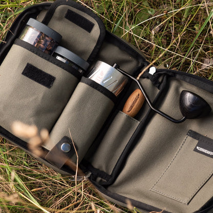 Comandante Travel Bag XL Forest mit C60 Mühle, Bürste und Bean Jars