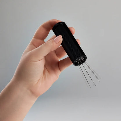 Fellow WDT Tool in der Hand haltend 