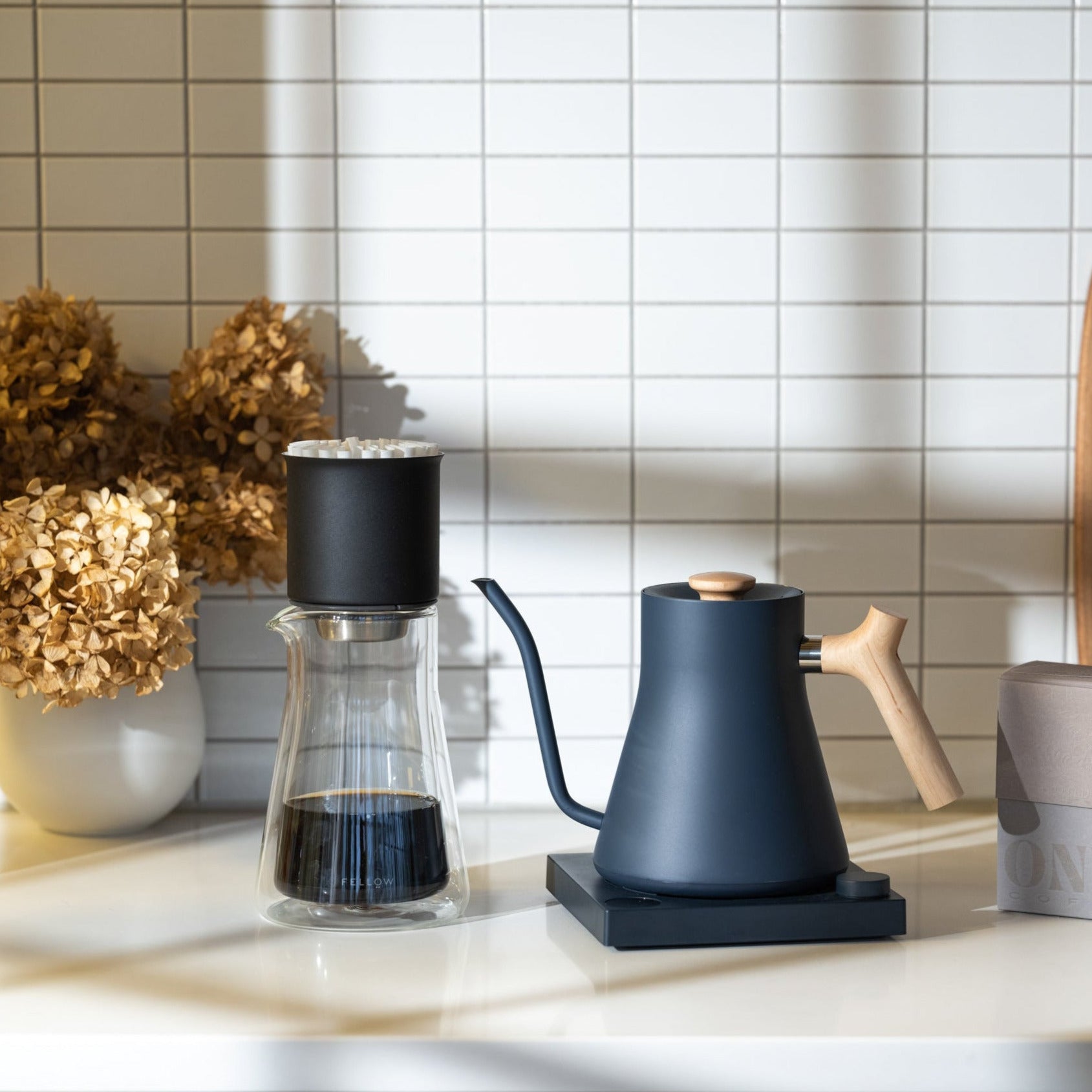 Fellow Stagg XF Pour Over Dripper Handfilter mit Fellow Stagg Double Wall Carafe und Fellow Stagg EKG blau