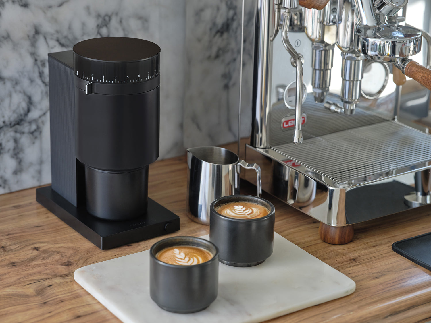 Fellow Opus mit Siebträgermaschine Lelit und Milchkaffeegetränken